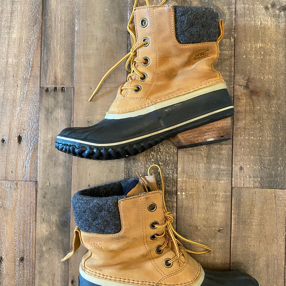 Sorel waterproof short boot.